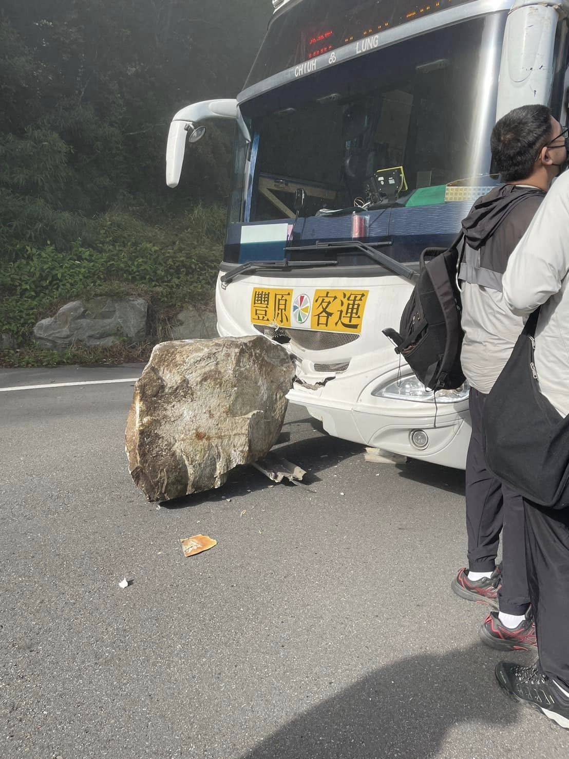 台中谷關便道一輛豐原客運巴士車頭受落石重擊毀損。