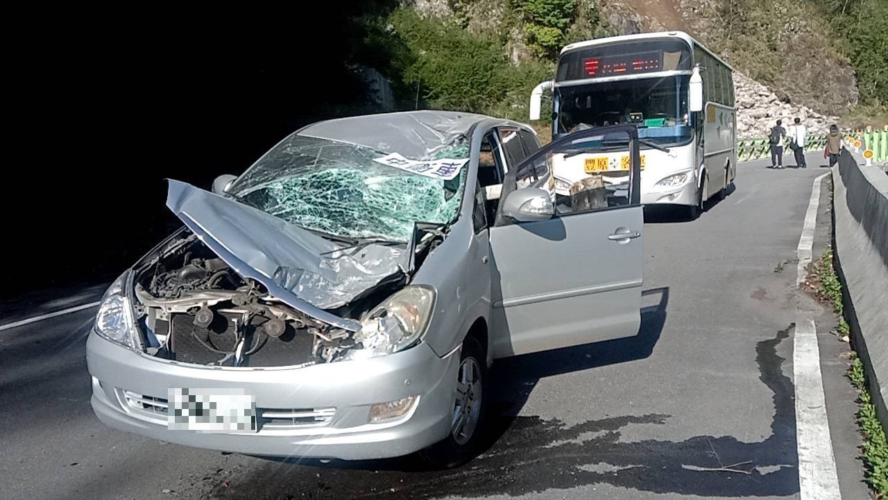 台中谷關便道因地震傳出落石砸車災情，其中谷關工務段通行前導車女駕駛手部輕微受傷、菜車男駕駛頭破血流意識模糊被緊急送醫。